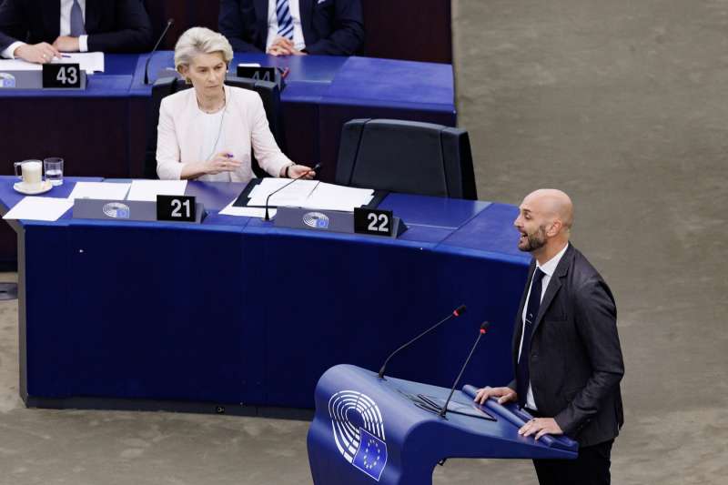 ursula von der leyen ascolta il discorso di nicola procaccini al parlamento europeo