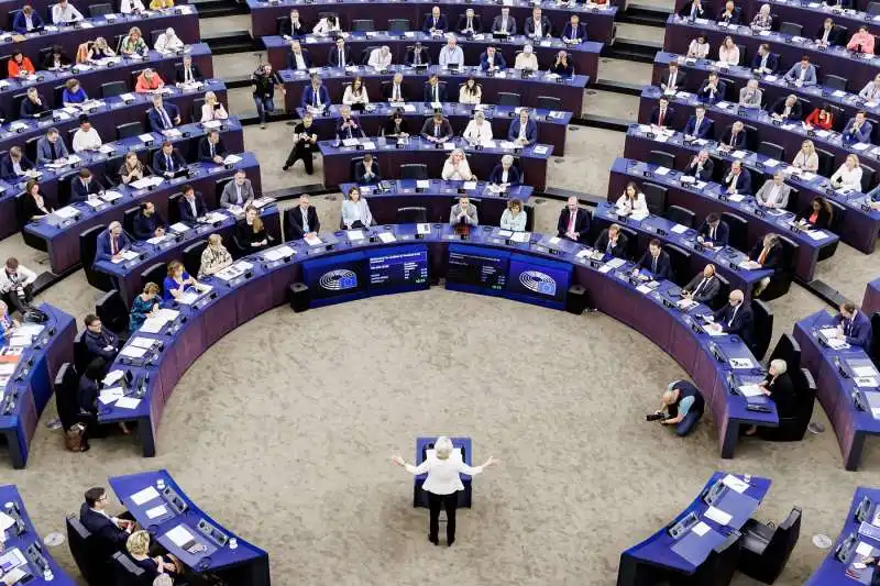 ursula von der leyen parla  al parlamento europeo 