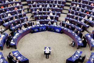 ursula von der leyen parla al parlamento europeo