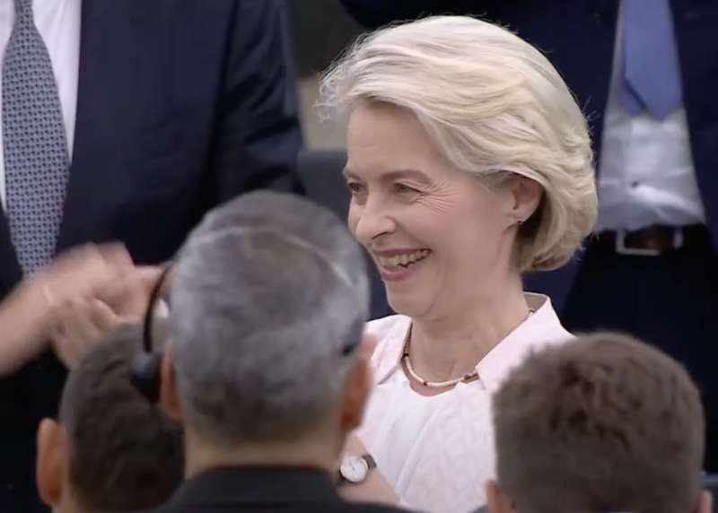 ursula von der leyen rieletta presidente della commissione europea.