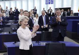 ursula von der leyen rieletta presidente della commissione europea.