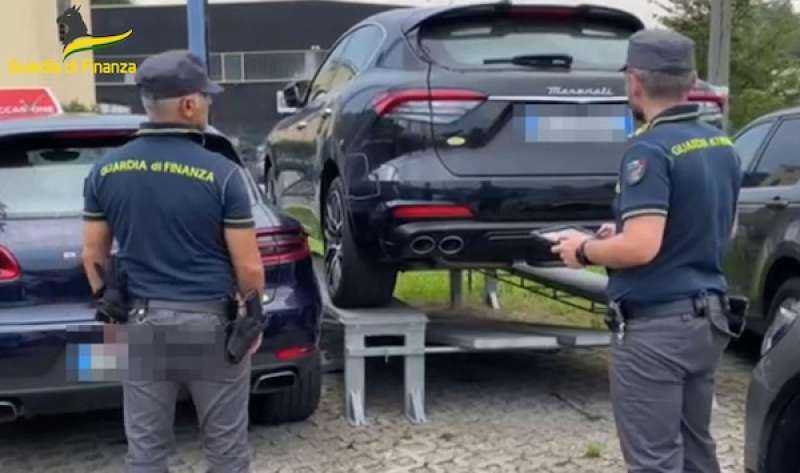 VARESE - AUTO DI LUSSO SEQUESTRATE DALLA GUARDIA DI FINANZA