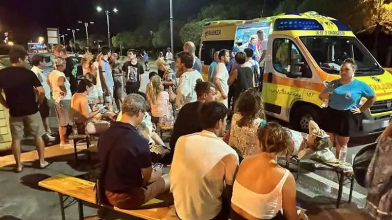 venezia   fuochi d'artificio cadono tra la gente  5