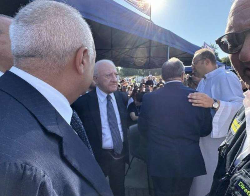 vincenzo de luca ai funerali delle vittime del crollo a scampia 4