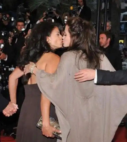 angelina jolie bacio lesbo 