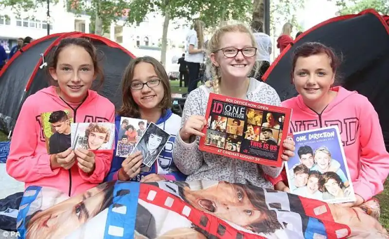 LATTESA DEI FAN PER LA PRESENTAZIONE DEL FILM DEGLI ONE DIRECTION 