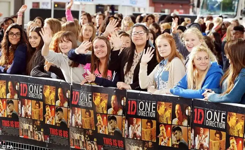 LATTESA DEI FAN PER LA PRESENTAZIONE DEL FILM DEGLI ONE DIRECTION 