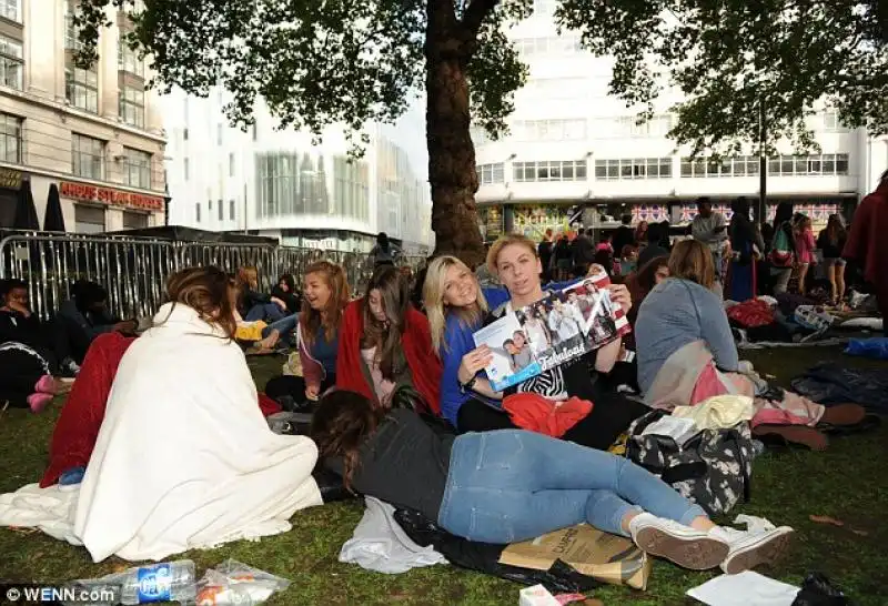 LATTESA DEI FAN PER LA PRESENTAZIONE DEL FILM DEGLI ONE DIRECTION 