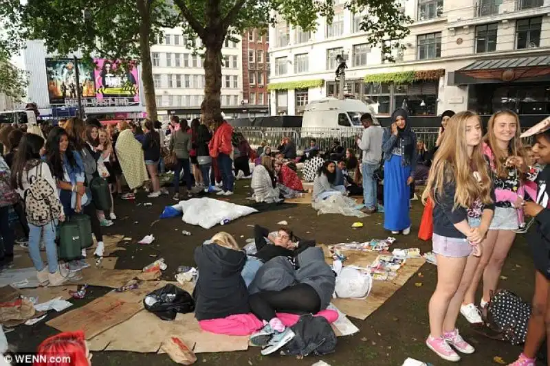 LATTESA DEI FAN PER LA PRESENTAZIONE DEL FILM DEGLI ONE DIRECTION 