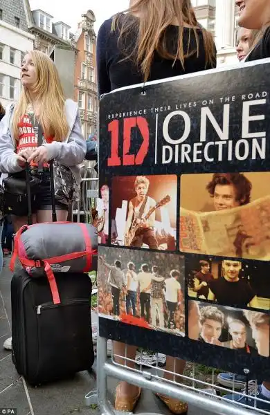 LATTESA DEI FAN PER LA PRESENTAZIONE DEL FILM DEGLI ONE DIRECTION 