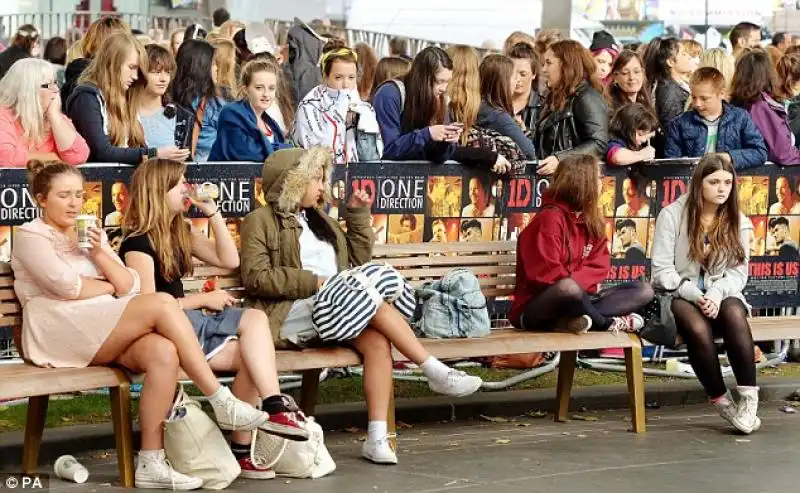 LATTESA DEI FAN PER LA PRESENTAZIONE DEL FILM DEGLI ONE DIRECTION 