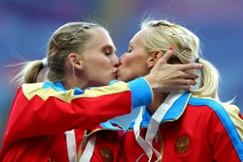 bacio atlete russe Ksenya Ryzhova e Tatyana Firova 