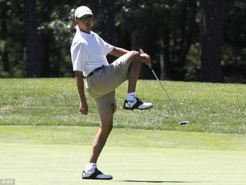 BARACK OBAMA GIOCA A GOLF A MARTHA S VINEYARD 