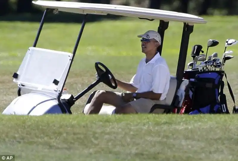 BARACK OBAMA GIOCA A GOLF A MARTHA S VINEYARD 