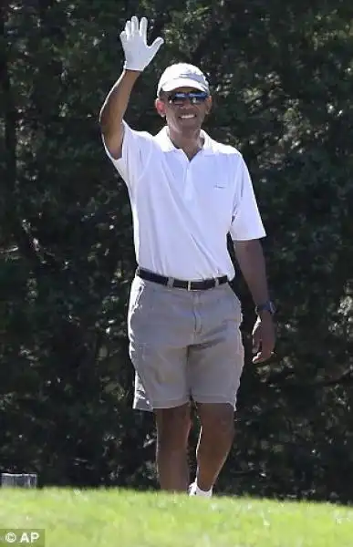 BARACK OBAMA GIOCA A GOLF A MARTHA S VINEYARD 