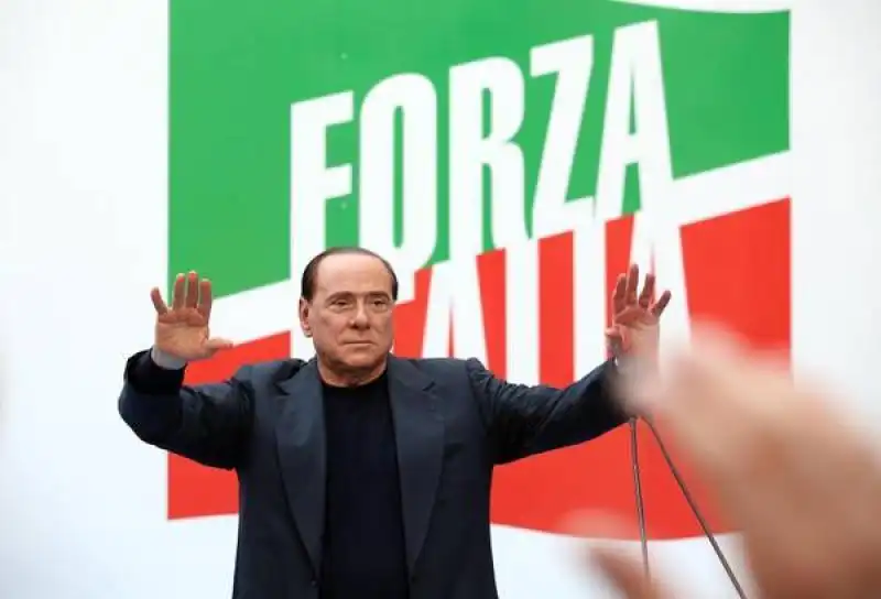 berlusconi in via del plebiscito