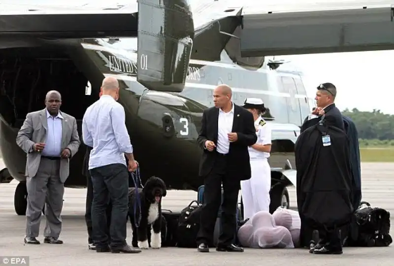 BO IL CANE DEGLI OBAMA TRASPORTATO CON ELICOTTERO DEI MARINE 