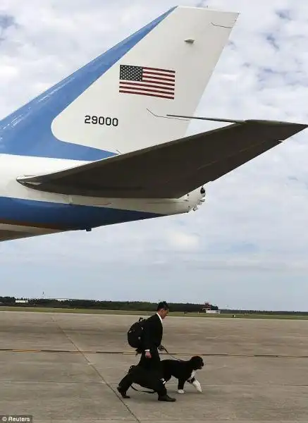 BO IL CANE DEGLI OBAMA TRASPORTATO CON ELICOTTERO DEI MARINE 