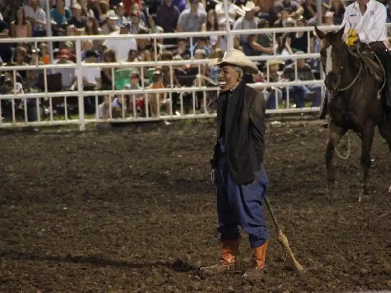 IL CLOWN DEL RODEO MASCHERATO DA OBAMA E CON SCOPA IN CULO