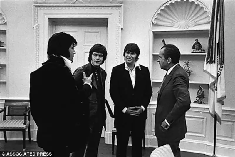 ELVIS E NIXON ALLA CASA BIANCA