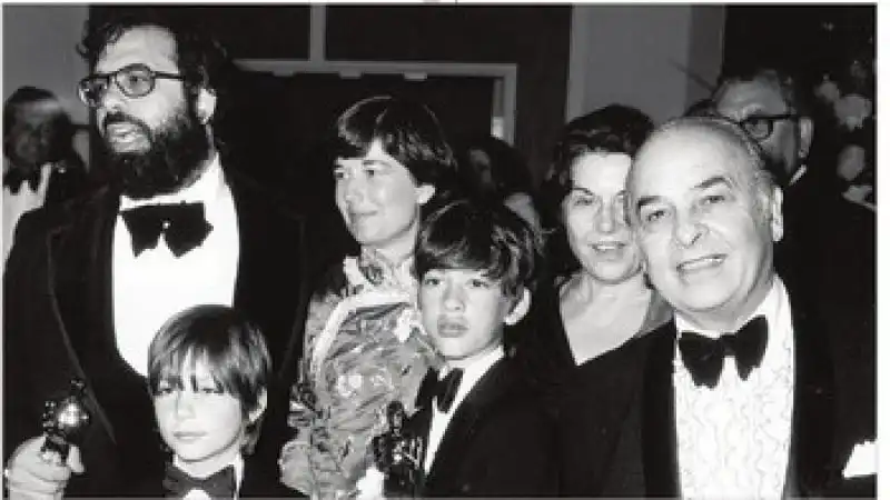 Francis Ford Coppola con la moglie Eleanor i genitori Italia e Carmine e i figli Roman e Gian Carloarticle 