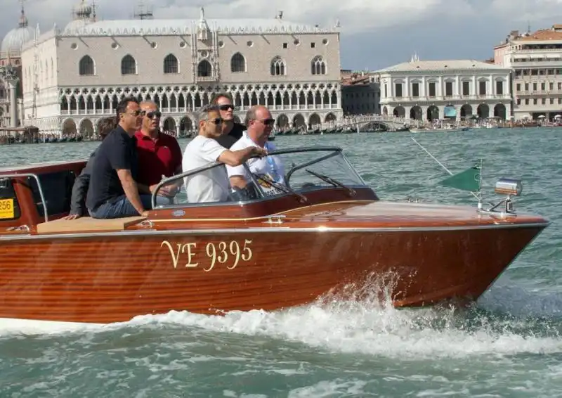 GEORGE CLOONEY ARRIVA IN BARCA A VENEZIA 