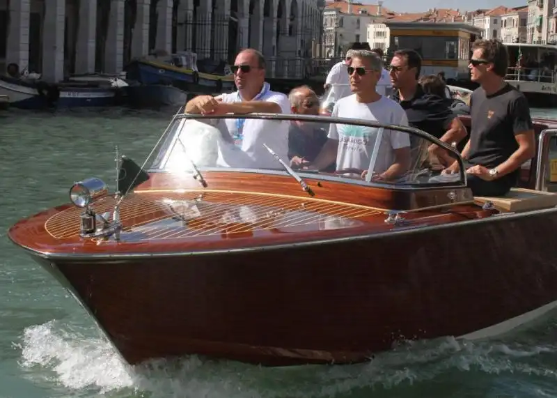 GEORGE CLOONEY ARRIVA IN BARCA A VENEZIA 