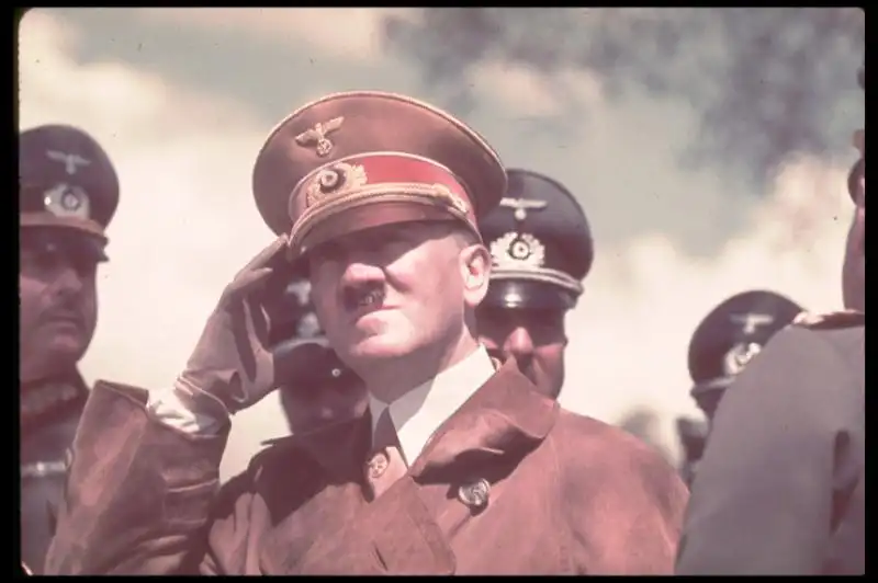 HITLER A COLORI FOTO DI HUGO JAEGER PER LIFE MAGAZINE 