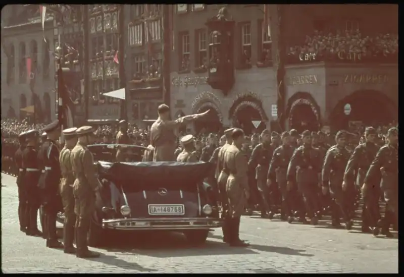 HITLER A COLORI FOTO DI HUGO JAEGER PER LIFE MAGAZINE 