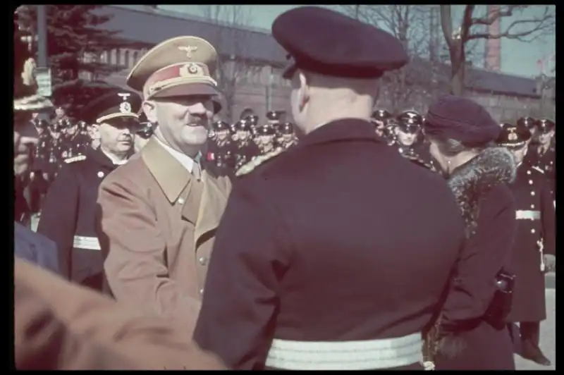 HITLER A COLORI FOTO DI HUGO JAEGER PER LIFE MAGAZINE 