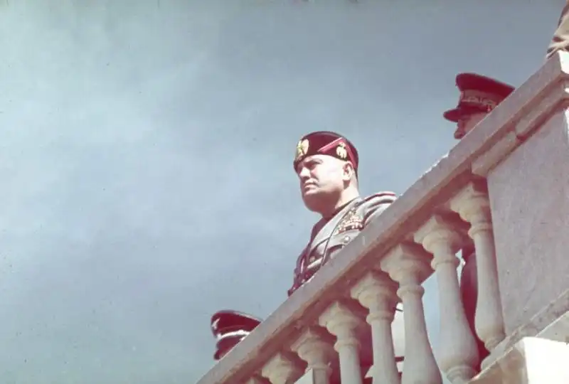 HITLER E MUSSOLINI A COLORI FOTO DI HUGO JAEGER PER LIFE MAGAZINE 