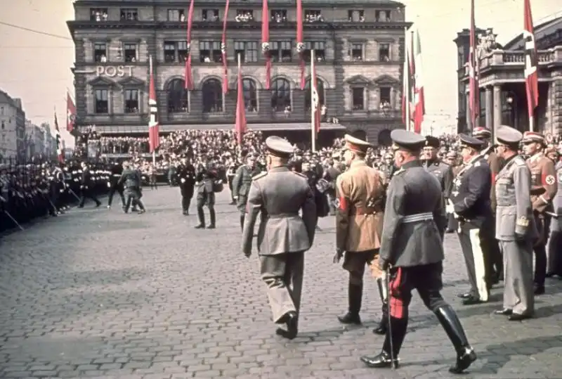 HITLER E MUSSOLINI A COLORI VISITA A MONACO DI BAVIERA FOTO DI HUGO JAEGER PER LIFE MAGAZINE 