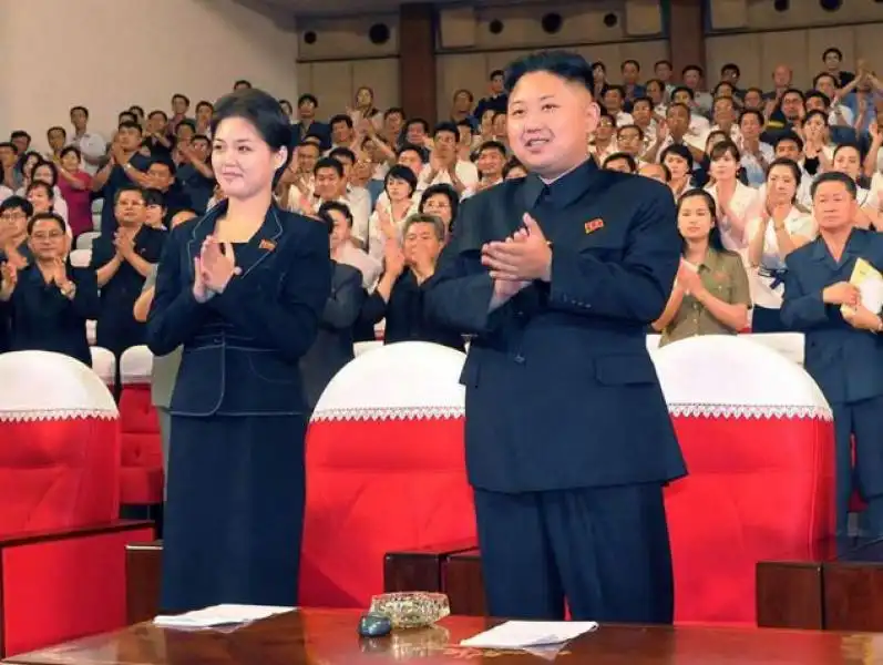 KIM JONG UN E LA MOGLIE RI SOL JU 