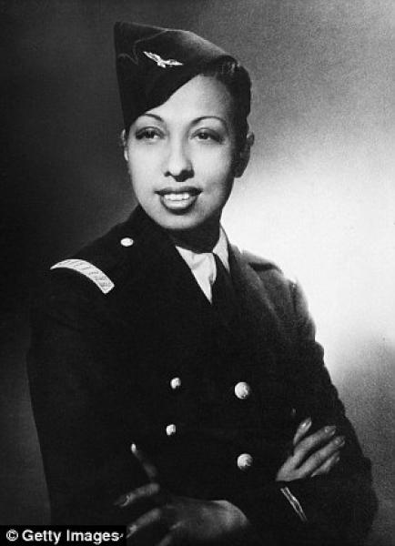 JOSEPHINE BAKER CON LA DIVISA MILITARE FRANCESE