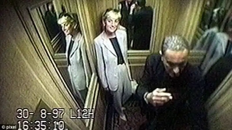 LADY DIANA NELL'ASCENSORE DELL'HOTEL