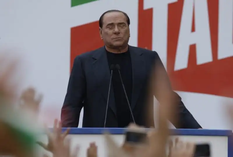 MANIFESTAZIONE PDL VIA DEL PLEBISCITO SILVIO BERLUSCONI SUL PALCO 