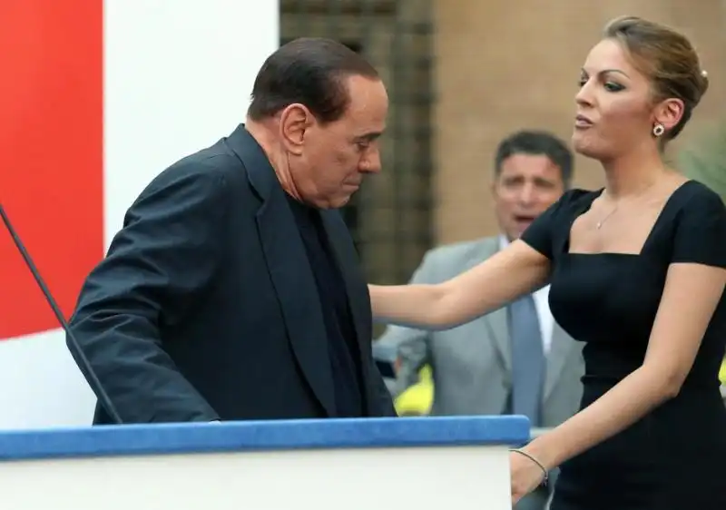 MANIFESTAZIONE PDL VIA DEL PLEBISCITO SILVIO BERLUSCONI E FRANCESCA PASCALE 