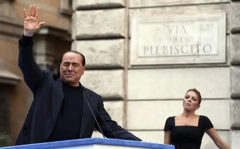 MANIFESTAZIONE PDL VIA DEL PLEBISCITO SILVIO BERLUSCONI E FRANCESCA PASCALE 