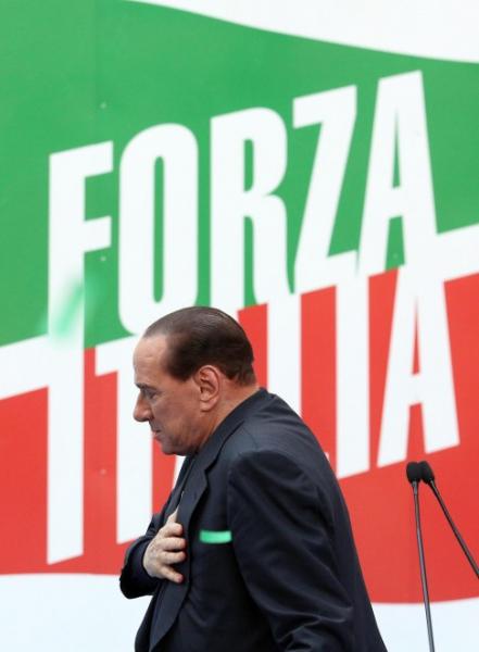 MANIFESTAZIONE PDL VIA DEL PLEBISCITO SILVIO BERLUSCONI SUL PALCO