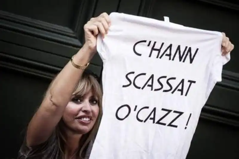 Mussolini con t-shirt 'c'hann scassat o' 