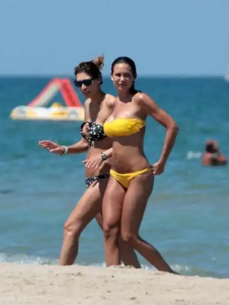 nicole minetti con la sorella al mare 