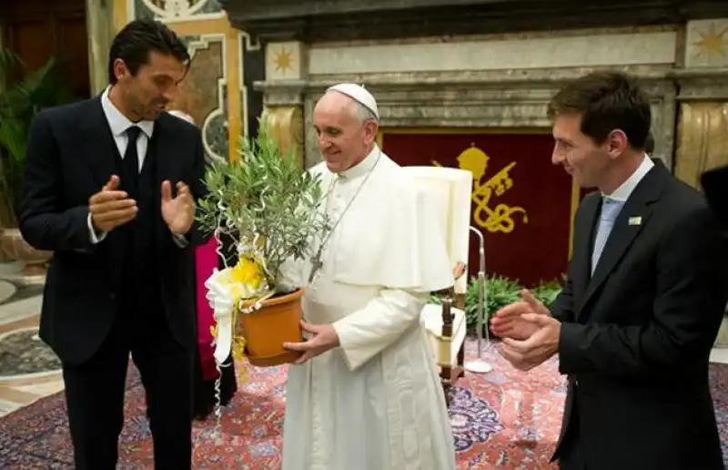 PAPA FRANCESCO BERGOGLIO CON MESSI E BUFFON