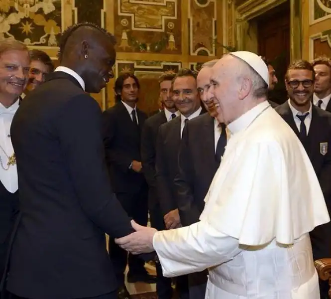 PAPA FRANCESCO BERGOGLIO CON BALOTELLI