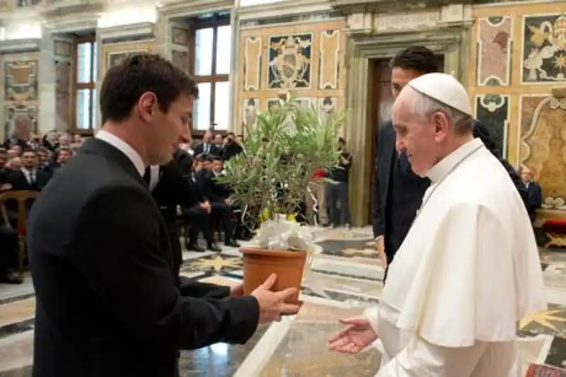 PAPA FRANCESCO BERGOGLIO CON LEO MESSI IN VATICANO