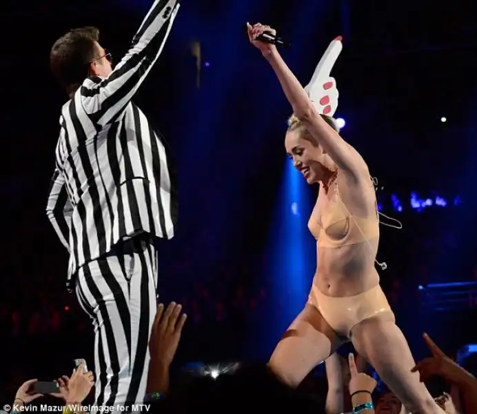 LA PERFORMANCE DI MILEY CYRUS CON ROBIN THICKLE 