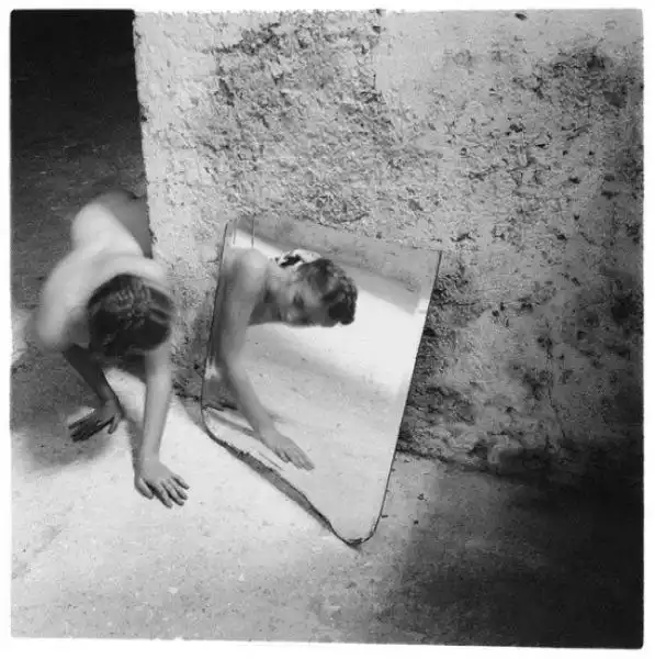 Photo Francesca Woodman Self deceit 