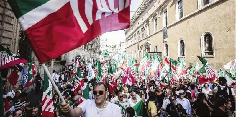 VIA DEL PLEBISCITO MANIFESTAZIONE PER BERLUSCONI 