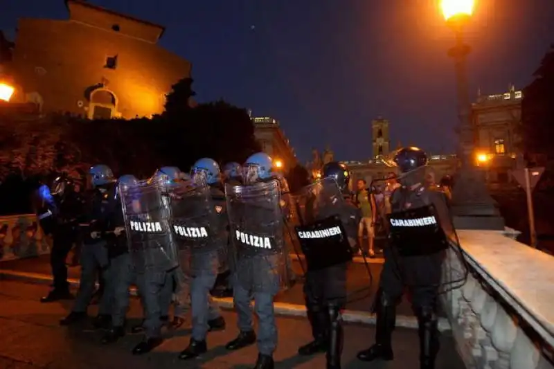 polizia antisommossa al campidoglio 