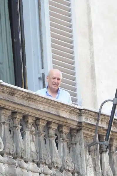 Sandro Bondi sul balcone di Palazzo Grazioli 