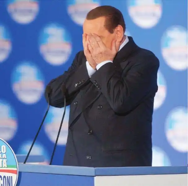 SILVIO BERLUSCONI CON LE MANI IN FACCIA